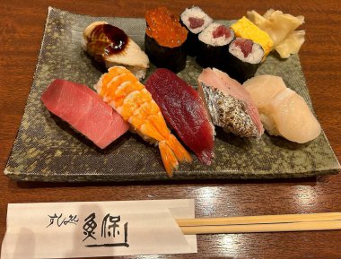 Somon ve ton balıklı suşi seti.