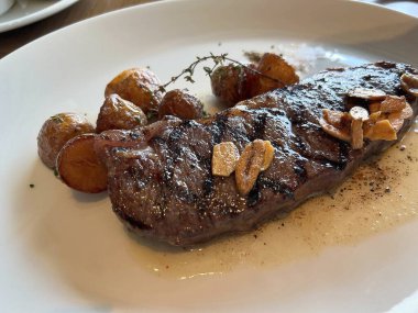 Patates ve soslu ızgara et.