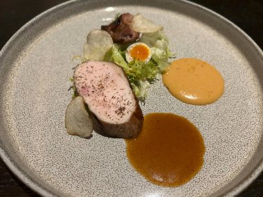 Bir tabak etin mutfak fotoğrafı.