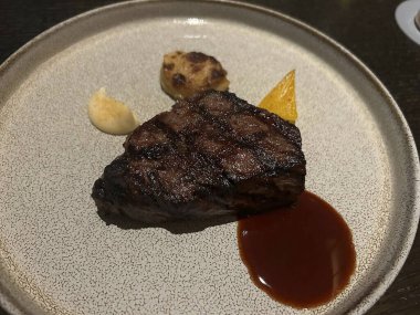 Sos ve sebzeli biftek.