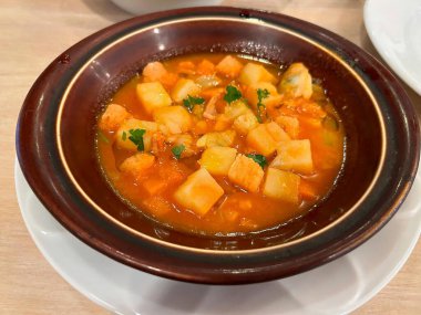 Sebzeli ve baharatlı kızarmış balık.