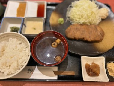 Somon ve sebzeli Japon geleneksel pirinci.