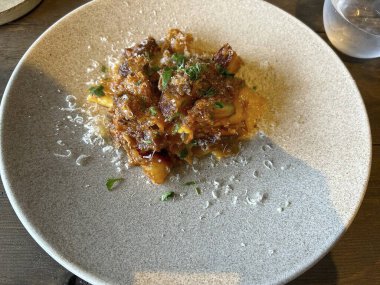 Patates ve peynirli kızarmış tavuk.