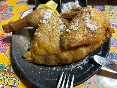 Patates ve sarımsaklı kızarmış tavuk.