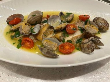 deniz ürünleri ve sebzeli makarna