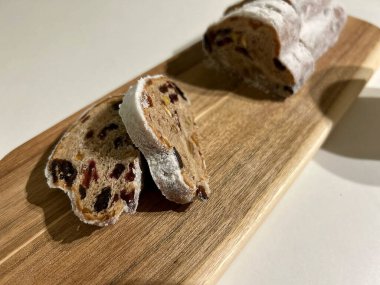 Tahta masada fındıklı ve meyveli lezzetli çikolatalı pasta.