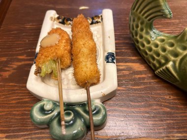 Sebze ve soslu kızarmış tavuk.