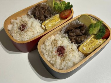 pirinç, et, sebze, pirinç ve et kabın içinde..