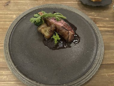 Soslu ve otlu ızgara biftek.