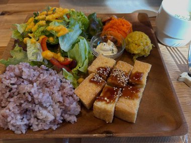 Kızarmış pilavın mutfak fotoğrafı.