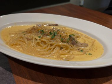 Biftek ve sebzeli erişte fotoğrafı.