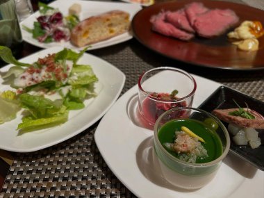 Lezzetli yemeklerle dolu bir masanın yüksek açılı görüntüsü.