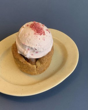 Krem şantili ve kırmızı meyveli tatlı ve renkli kekler.