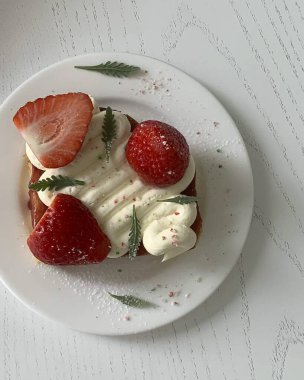 Çilekli tatlı, krem şantili ve çilekli.