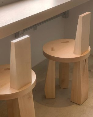 Beyaz sandalyeli modern ahşap masa.