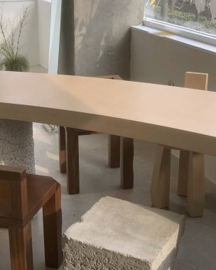 Beyaz arkaplanı olan ahşap masa