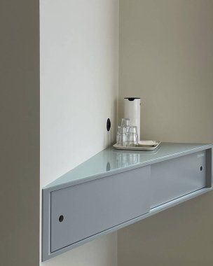 Beyaz ve gri duvarları ve cam lavabosu olan modern tasarım.