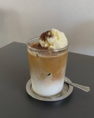 Çikolata soslu dondurma.