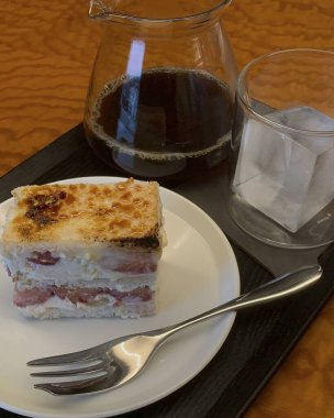 Kahvaltıda kruvasan ve reçelli kahve.