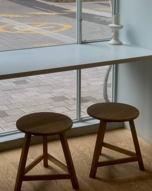 Kafenin içinde boş ahşap masa ve sandalye