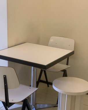 Modern okul masası ve bir sınıfta sandalye.