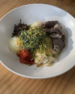 Şehriyeli, etli ve sebzeli erişte.