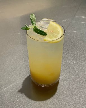 Buzlu ve nane yapraklı bir bardak soğuk içecek.