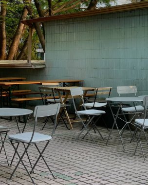 Parktaki boş masa ve sandalyeler.