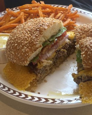 Peynirli ve domatesli hamburger.