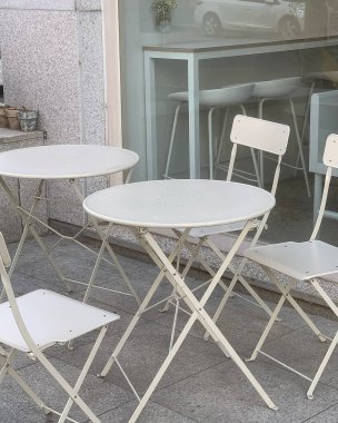 Kafede boş sandalyeler