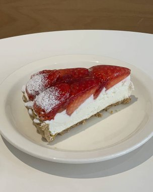 Çilekli lezzetli bir pastanın yakın plan fotoğrafı.