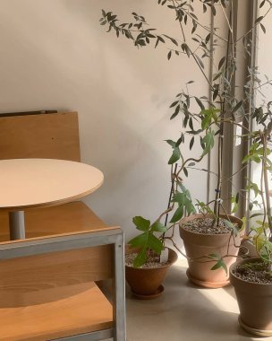 Masası olan modern bir daire.