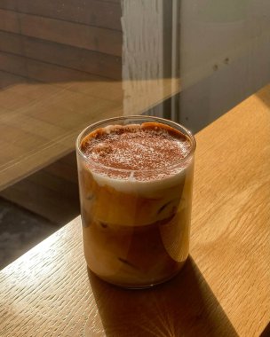 Buzlu ve buzlu bir bardak soğuk kahve.