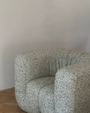 Oturma odasındaki gri kanepe.