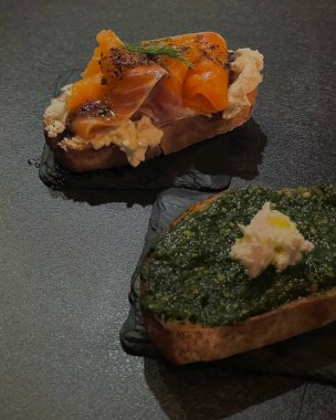 Lezzetli balık ve sebzeler masada.