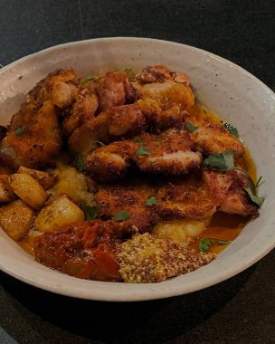 Patates ve otlu kızarmış tavuk.