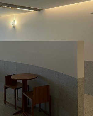 Penceresi olan modern bir otel odası.