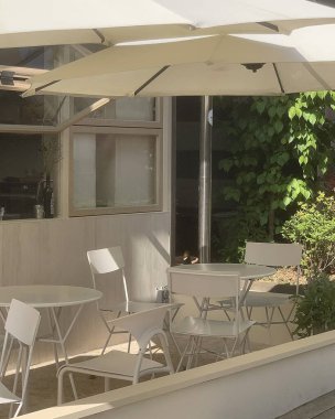 Şehirdeki modern evin içinde.