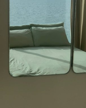 Bir otel odasının içinde.