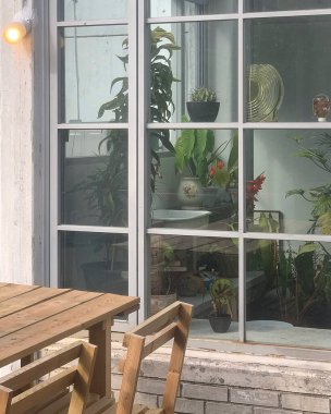 bir bardak su ile pencere