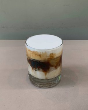 Beyaz arkaplanı olan boş bir bardak