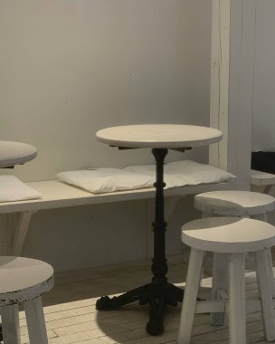 Kafedeki beyaz tahta masa.