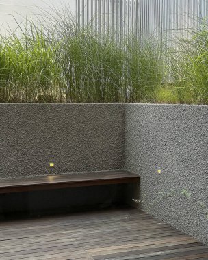 boş taş masa ve sandalye