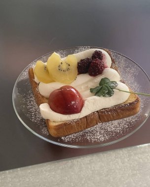 Lezzetli ve taze meyveli kek.