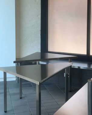 Modern tarzda siyah beyaz mutfak masası.