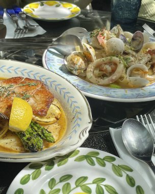 Lezzetli Asya yemeklerinin yakın görüntüsü