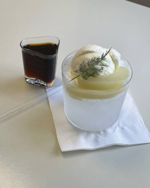 Dondurma ve bir fincan kahve.