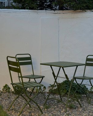 Masadaki sandalyeler