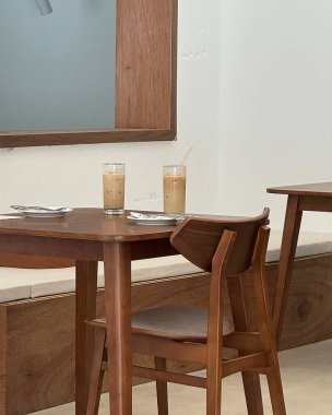 Kafedeki boş tahta masa ve sandalye..