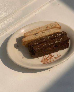 Lezzetli bir kek ve bir fincan kahvenin yakın çekimi.